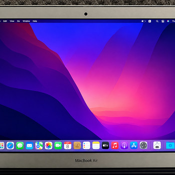 MacBook Air 13" 2017 (8GB RAM) + Charger
