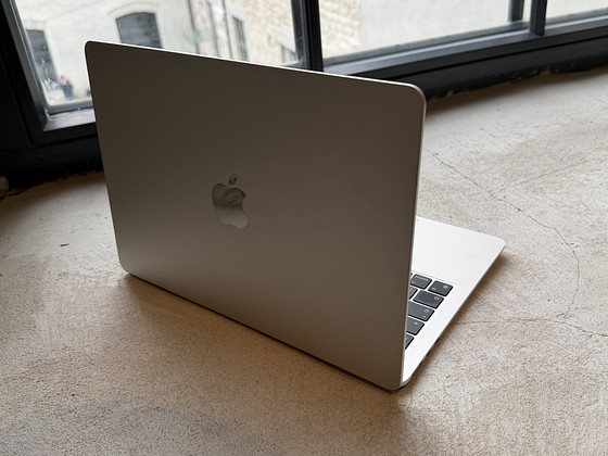 MacBook Air M2 512 ГБ Starlight + зарядное устройство и защитный чехол