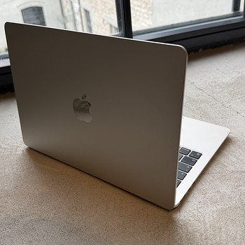 MacBook Air M2 512 ГБ Starlight + зарядное устройство и защитный чехол
