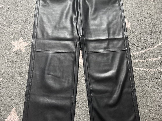 Чёрные брюки под кожу Bershka