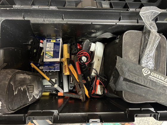 Müüa elektritööde tööriistade jäägid ja muu erinev.