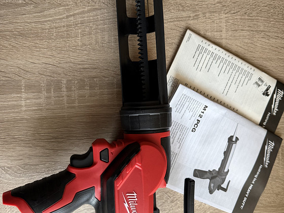 Milwaukee 12v uus silikoonipüstol