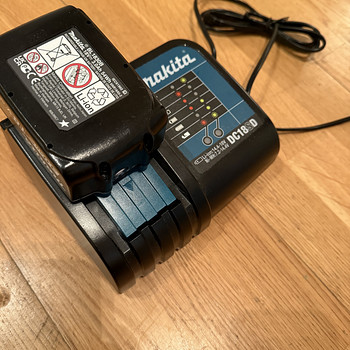Зарядное устройство Makita + аккумулятор