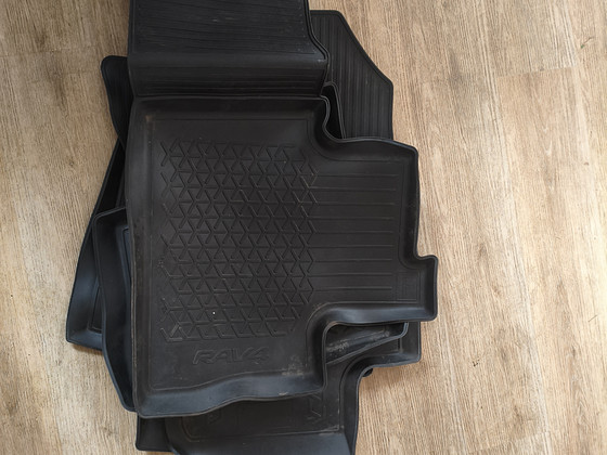 Резиновые коврики для RAV4