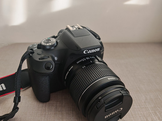 Canon EOS 2000D EF-S 18–55mm.