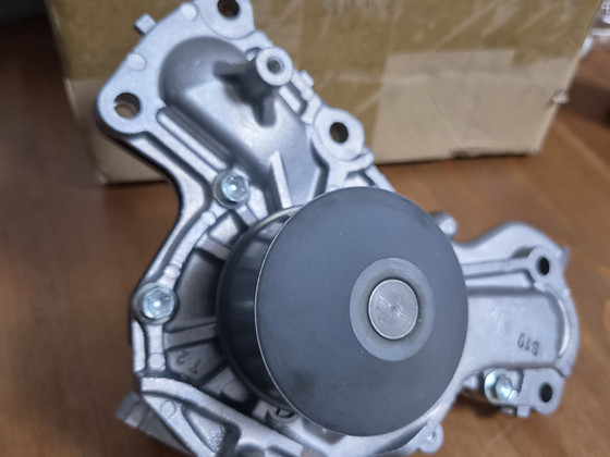 Водяной насос Mitsubishi MD356871