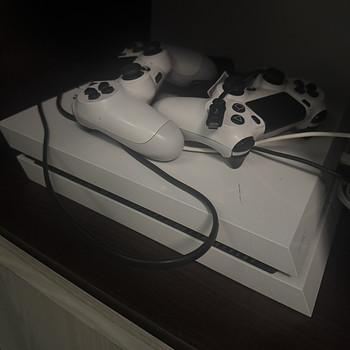 PlayStation 4 500gb + 2 джойстика