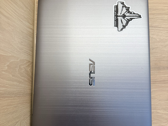 ASUS E403S — рабочий ноутбук, повреждён корпус у петли
