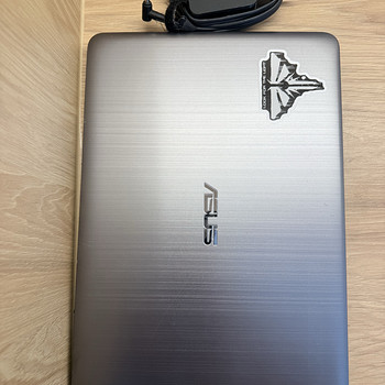 ASUS E403S — рабочий ноутбук, повреждён корпус у петли