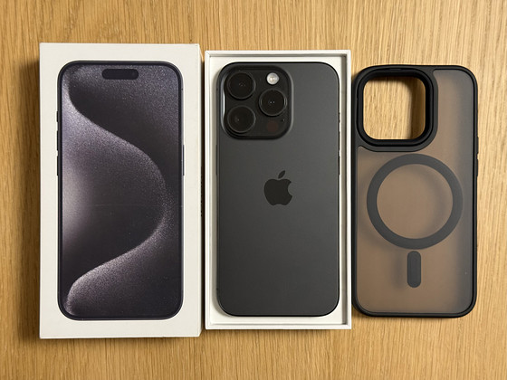 Apple iPhone 15 Pro чёрный 256 ГБ в хорошем состоянии. Аккум