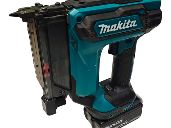 Пистолет для гвоздей Makita DPT353 + акку 4.0Ач