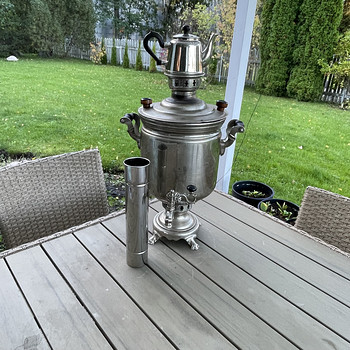 Puuküttega süsamovar toru ja teekannuga