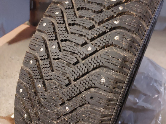 Зимние шипованные шины Goodyear 4 шт 205/55 R16