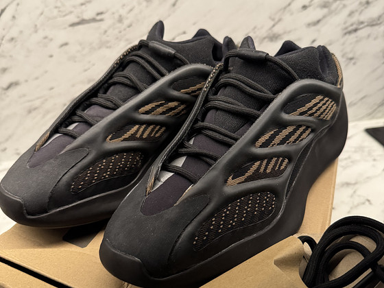 Кроссовки Yeezy 700 V3