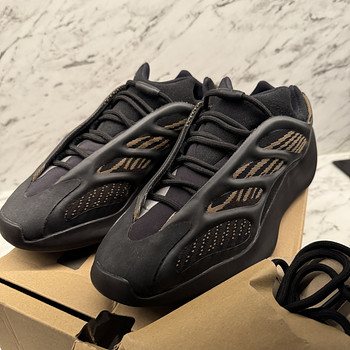 Кроссовки Yeezy 700 V3