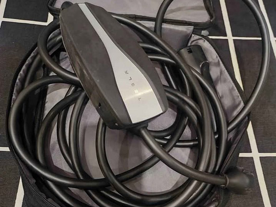 Зарядное устройство Tesla для автомобиля
