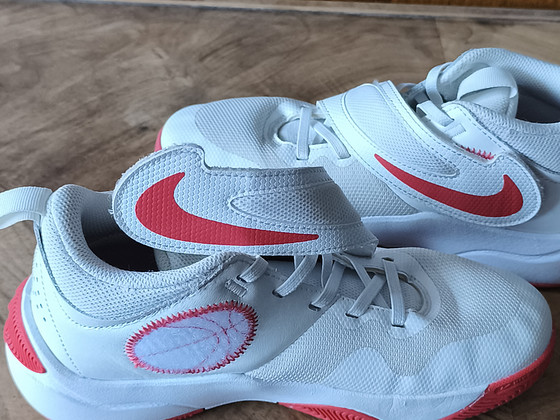 Детские баскетбольные кроссовки Nike.