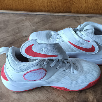 Детские баскетбольные кроссовки Nike.