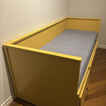 Продаётся раздвижная кровать IKEA HEMNES с 2 матрасами