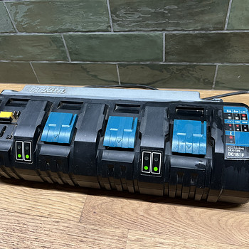 Makita DC18SF 4-слотовое зарядное устройство