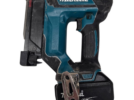 Аккумуляторный гвоздезабивной пистолет Makita DPT353