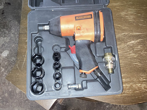 Black+Decker pneumaatiline mutrikeeraja komplekt