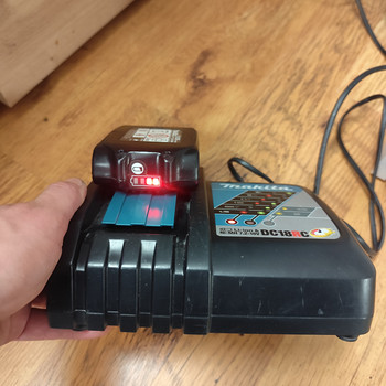 Комплект аккумулятора Makita 18V + держатели