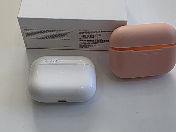AirPods Pro с чехлом для зарядки MagSafe
