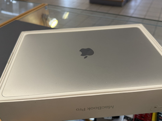 Macbook Pro 13 (2018) Silver 8/257Gb в хорошем состоянии