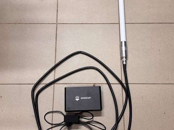 SenseCAP LoRaWAN gateway (868 MHz) + 5,8 dBi klaaskiudantenn