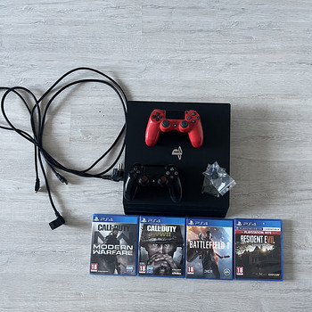 PlayStation 4 Pro 1TB + 2 геймпада + 4 игры