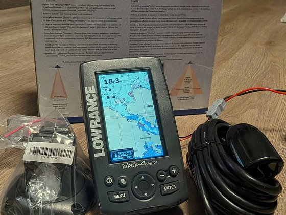 Новый эхолот Lowrance 4" с картой глубин Navionics