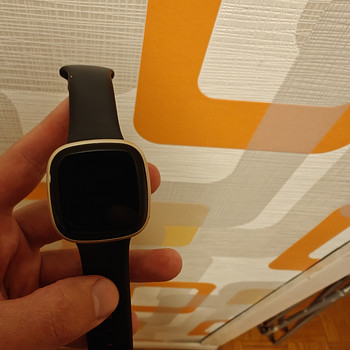 Fitbit Versa 3 (Soft Gold / Black)