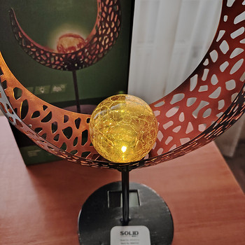 Dekoratiivne päikesepatareidega lamp.
