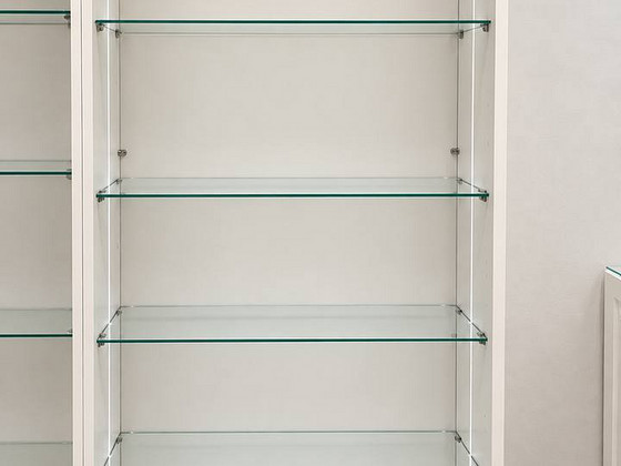 Müüa LED-valgustuse ja klaasriiulitega vitriinid