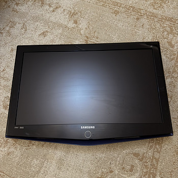 LCD-teler kinnitusega seinale