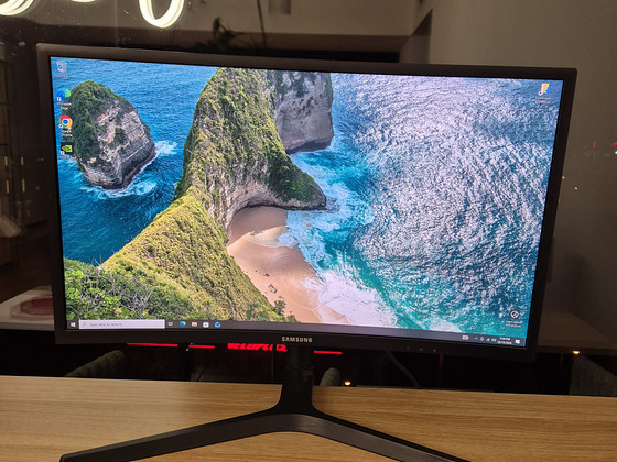 Изогнутый игровой монитор Samsung 24" 144Hz (QLED)