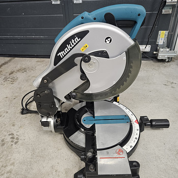 Makita MLS100