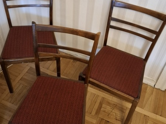 Деревянные стулья с мягкими сиденьями