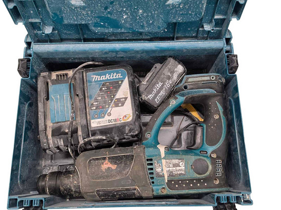 Аккумуляторный перфоратор Makita DHR202 + зарядка + чемодан