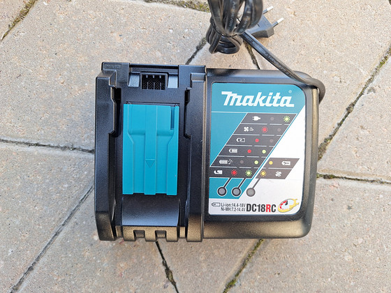 Зарядное устройство Makita