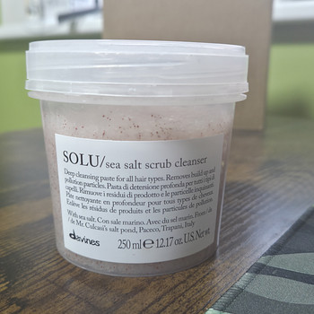 Davines Solu Sea Salt Scrub peanaha ja juuste koorija