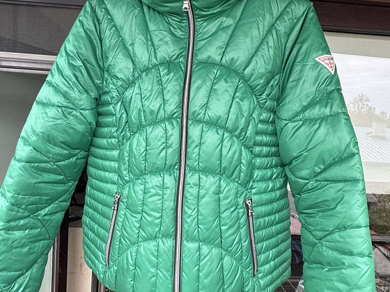 Женская тёплая куртка Guess