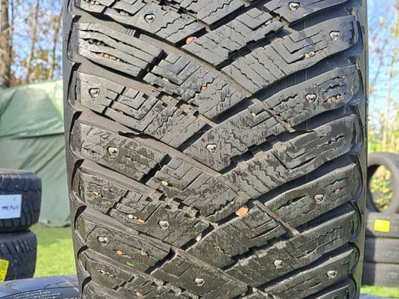 Naastrehvid 215 60 16, Goodyear UltraGrip Ice Artic
