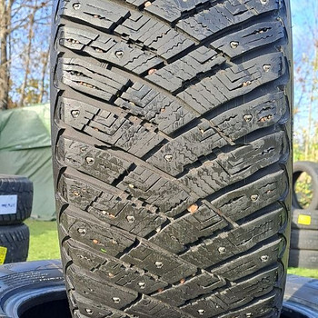 Naastrehvid 215 60 16, Goodyear UltraGrip Ice Artic