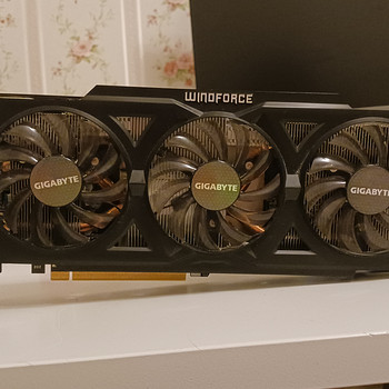 Продаю AMD radeon r9 200 series 4GB рабочий