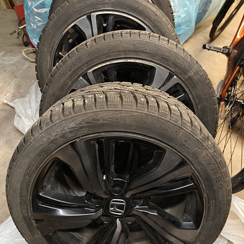 Оригинальные литые диски Honda Civic 17" с шипованными шинами Nokian