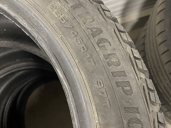235 45 17 Goodyear Ultragrip Ice 2