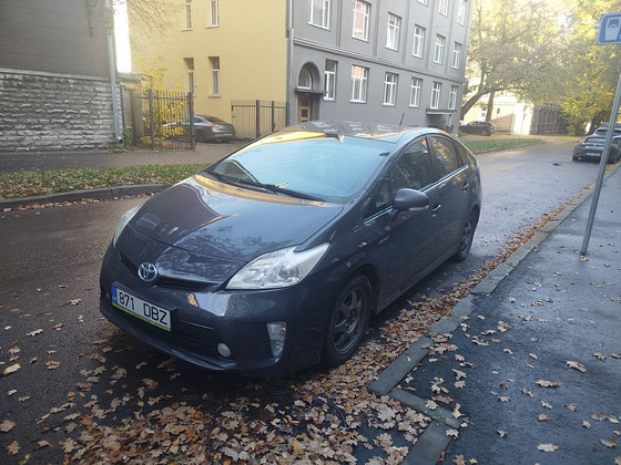 Toyota Prius Гибрид 2015 180 000 км