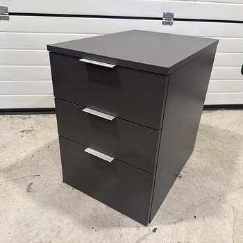 Sahtliboks KROG ratastel 435x620x600 tumehall